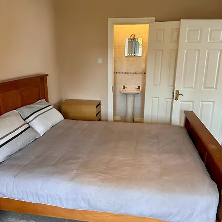 Master Bedroom With En-suite Homestay *